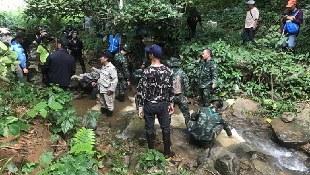 เร่งเบี่ยงทางน้ำฝั่งผาหมี กันน้ำไหลลงถ้ำหลวง เร่งเบี่ยงทางน้ำฝั่งผาหมี กันน้ำไหลลงถ้ำหลวง