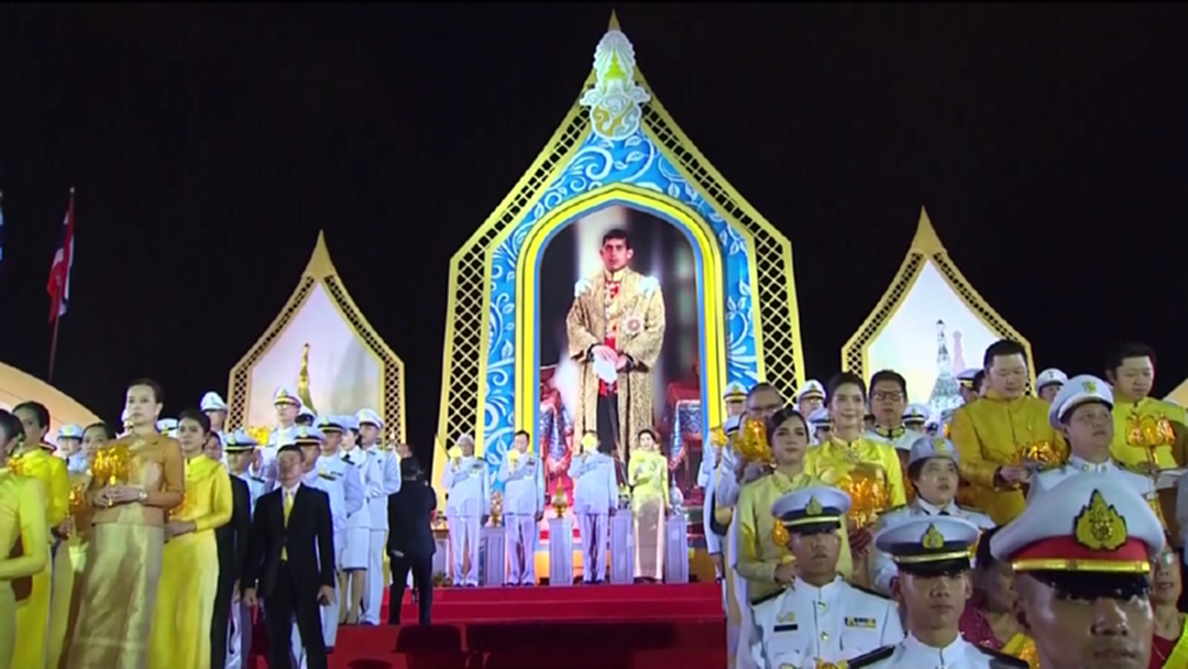 บิ๊กตู่ นำประชาชนร้องเพลง "สดุดีจอมราชา" ดังกึกก้อง บิ๊กตู่ นำประชาชนร้องเพลง "สดุดีจอมราชา" ดังกึกก้อง