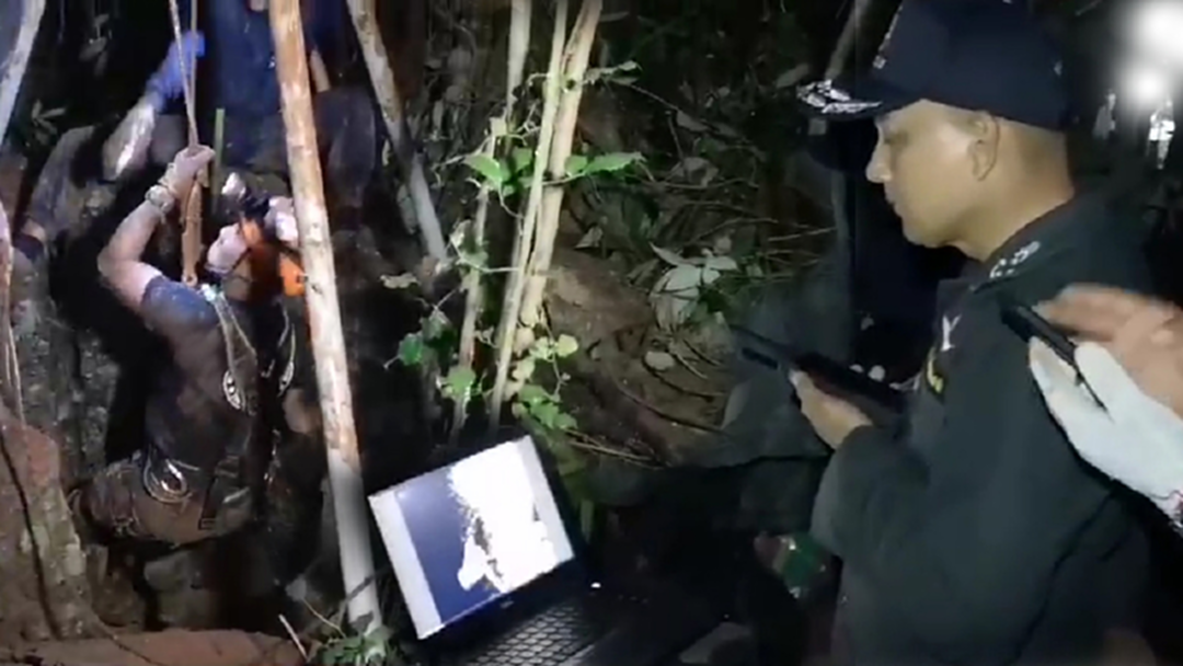 "วิระชัย" ไม่ถอย...! ลงทุนนอนเฝ้าปากปล่องหาทางเชื่อมเข้าถ้ำหลวง "วิระชัย" ไม่ถอย...! ลงทุนนอนเฝ้าปากปล่องหาทางเชื่อมเข้าถ้ำหลวง