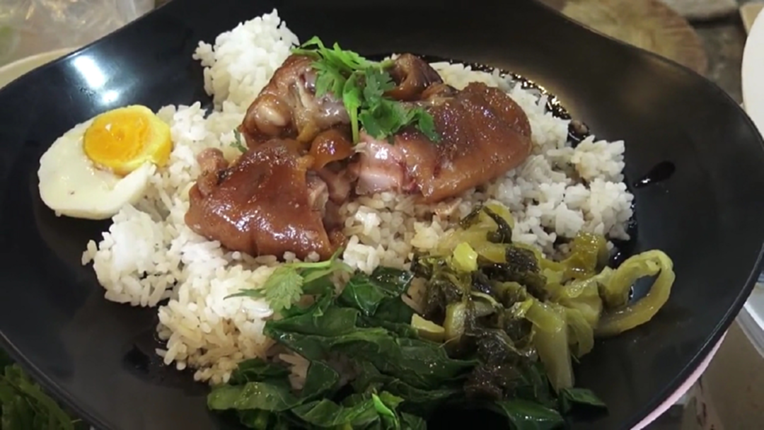 ขาหมูหม้อไฟ จัดเสิร์ฟเป็นเซท พ่อหมู แม่หมู ลูกหมู!? ขาหมูหม้อไฟ จัดเสิร์ฟเป็นเซท พ่อหมู แม่หมู ลูกหมู!?