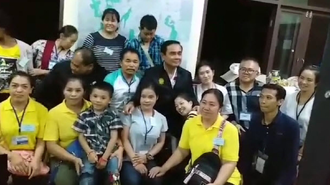 "บิ๊กตู่" ให้กำลังใจ 13 ครอบครัวติดถ้ำหลวง ยันเสียงบประมาณไม่สำคัญ รักษาชีวิตคนดีสุด "บิ๊กตู่" ให้กำลังใจ 13 ครอบครัวติดถ้ำหลวง ยันเสียงบประมาณไม่สำคัญ รักษาชีวิตคนดีสุด
