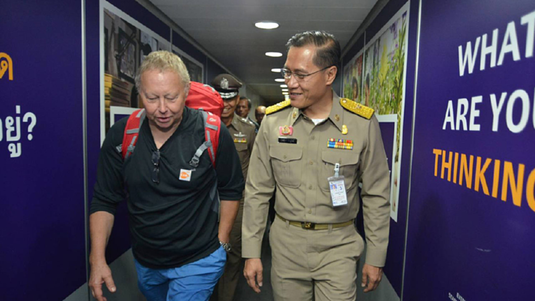 ร่วมส่ง "โรเบิร์ต" นักดำน้ำชาวอังกฤษ ช่วย 13 ชีวิตติดถ้ำหลวง กลับบ้านเกิด เจ้าตัวเผยเจอกันใหม่ สงกรานต์ ร่วมส่ง "โรเบิร์ต" นักดำน้ำชาวอังกฤษ ช่วย 13 ชีวิตติดถ้ำหลวง กลับบ้านเกิด เจ้าตัวเผยเจอกันใหม่ สงกรานต์