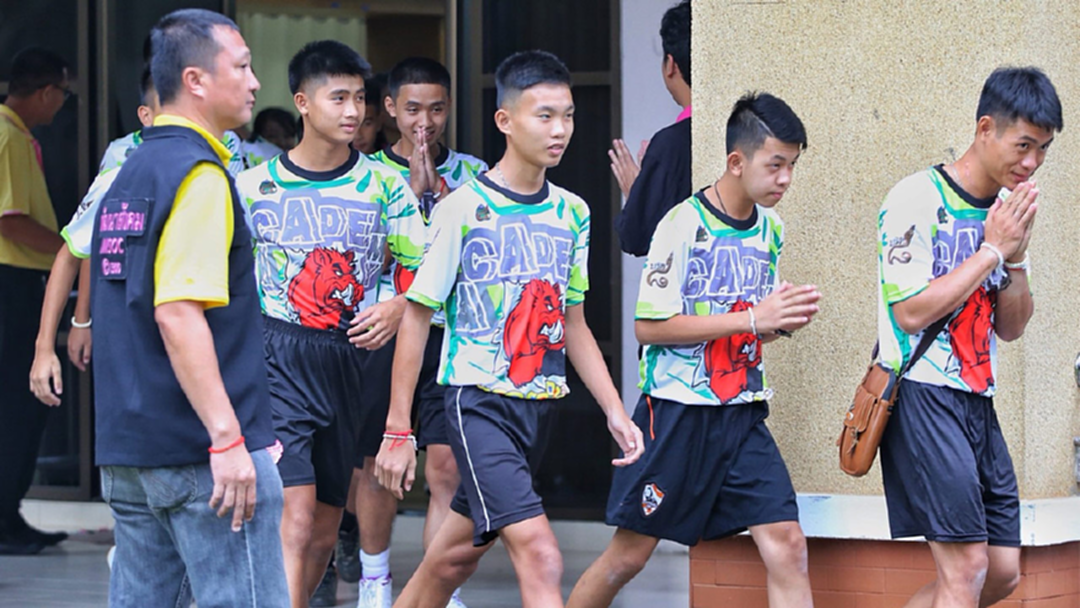 ครอบครัว หนึ่งใน 13 หมูป่า เผยผูกข้อมือรับขวัญกลับบ้าน พร้อมวอนสื่ออย่าตามสัมภาษณ์ อีกหลังจากนี้ ครอบครัว หนึ่งใน 13 หมูป่า เผยผูกข้อมือรับขวัญกลับบ้าน พร้อมวอนสื่ออย่าตามสัมภาษณ์ อีกหลังจากนี้