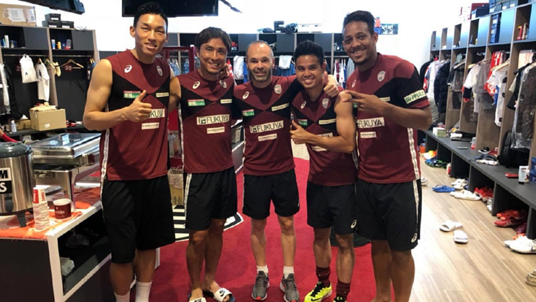 ร่วมเฟรมแชมป์โลก! "ธีราทร" ถ่ายรูปประกบ "อิเนียสต้า" พร้อมโพสต์ "ฝากตัวด้วยครับอาจารย์" ร่วมเฟรมแชมป์โลก! "ธีราทร" ถ่ายรูปประกบ "อิเนียสต้า" พร้อมโพสต์ "ฝากตัวด้วยครับอาจารย์"