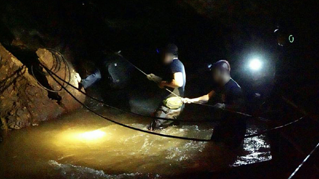 คืบหน้าช่วย13ชีวิตติดถ้ำหลวง! ซีลขยับอีก 200 เมตร เร่งสำรวจโพรง 2-3จุด คืบหน้าช่วย13ชีวิตติดถ้ำหลวง! ซีลขยับอีก 200 เมตร เร่งสำรวจโพรง 2-3จุด