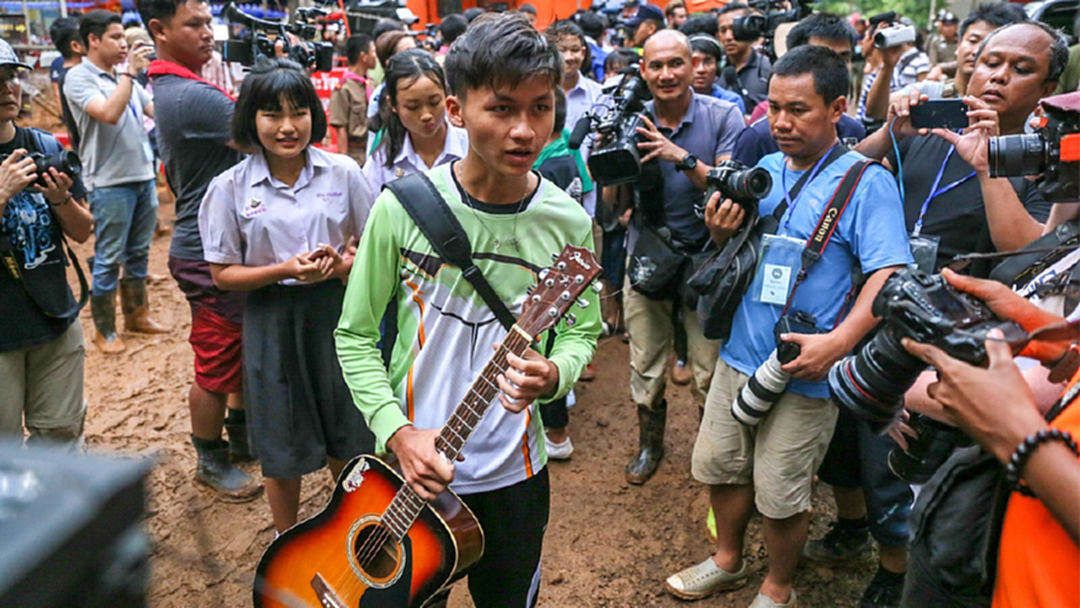 กลุ่มเพื่อนเด็ก 13 คน ติดถ้ำหลวงร้องเพลงส่งกำลังใจให้ทีมหมูป่าอะคาเดมี [คลิป]