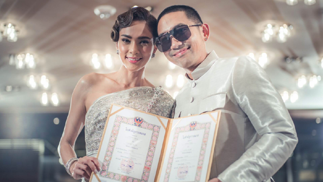 อุ้ม ลักขณา - บอล กฤษณะ เข้าสู่ประตูวิวาห์ ควงคู่จดทะเบียนชื่นมื่น อุ้ม ลักขณา - บอล กฤษณะ เข้าสู่ประตูวิวาห์ ควงคู่จดทะเบียนชื่นมื่น