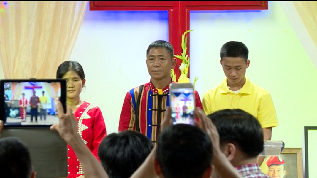น้องอดุลย์พร้อมครอบครัว สวดขอบคุณพระเจ้า ให้จ่าแซม น้องอดุลย์พร้อมครอบครัว สวดขอบคุณพระเจ้า ให้จ่าแซม