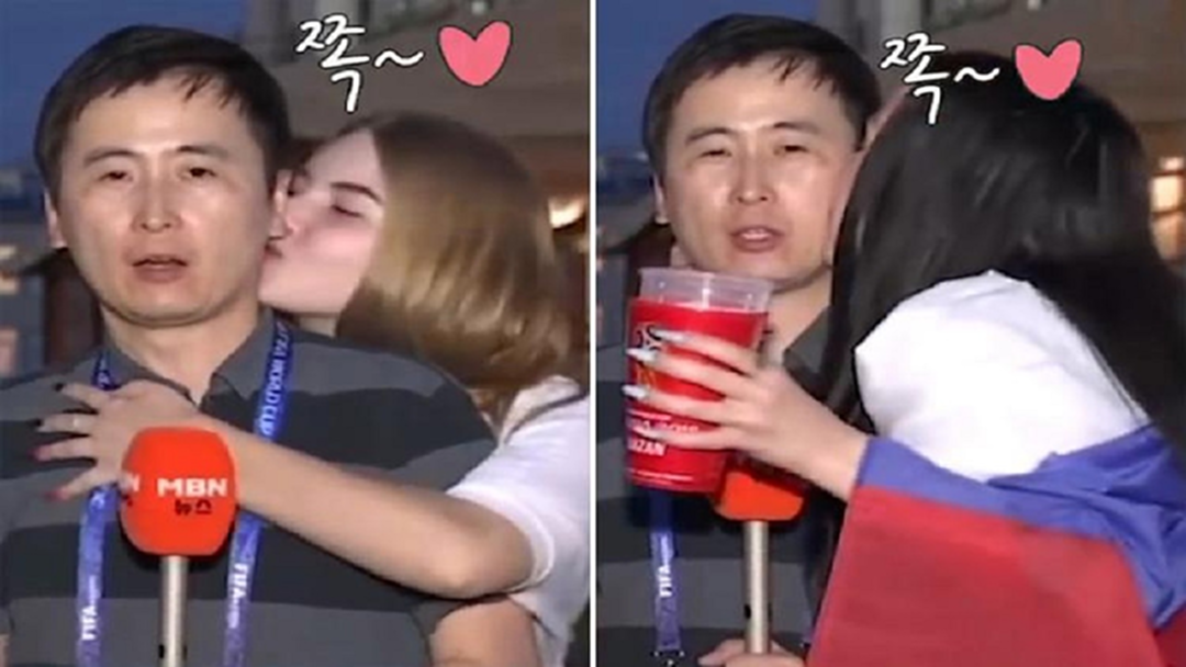 รุมวิจารณ์! โลกโซเชียลจีนถกเถียงประเด็น "ผู้สื่อข่าวเกาหลีใต้" ถูกจูบขณะรายงานข่าวฟุตบอลโลก รุมวิจารณ์! โลกโซเชียลจีนถกเถียงประเด็น "ผู้สื่อข่าวเกาหลีใต้" ถูกจูบขณะรายงานข่าวฟุตบอลโลก