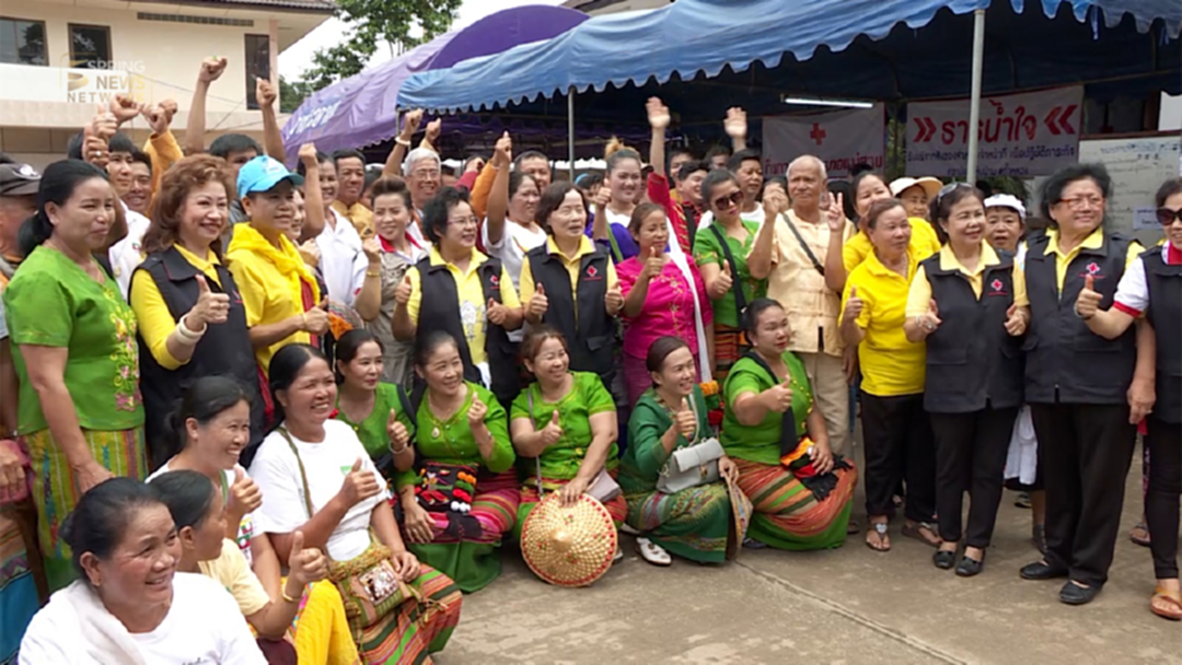 ข้ามฝั่งจากเมียนมา ลูกศิษย์ครูบาบุญชุ่มให้กำลังใจทีมหมูป่า [คลิป]