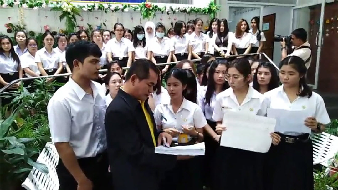 รวมตัวร้อง นายกฯ นักศึกษาพยาบาลถูกมหาลัย ลอยแพ ไม่รับรองหลักสูตร รวมตัวร้อง นายกฯ นักศึกษาพยาบาลถูกมหาลัย ลอยแพ ไม่รับรองหลักสูตร