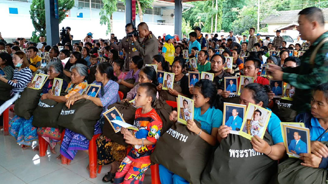 ในหลวง ร.10 โปรดเกล้าฯ องคมนตรี เชิญถุงพระราชทานมอบแก่ผู้ประสบภัยดินถล่ม จ.น่าน ในหลวง ร.10 โปรดเกล้าฯ องคมนตรี เชิญถุงพระราชทานมอบแก่ผู้ประสบภัยดินถล่ม จ.น่าน