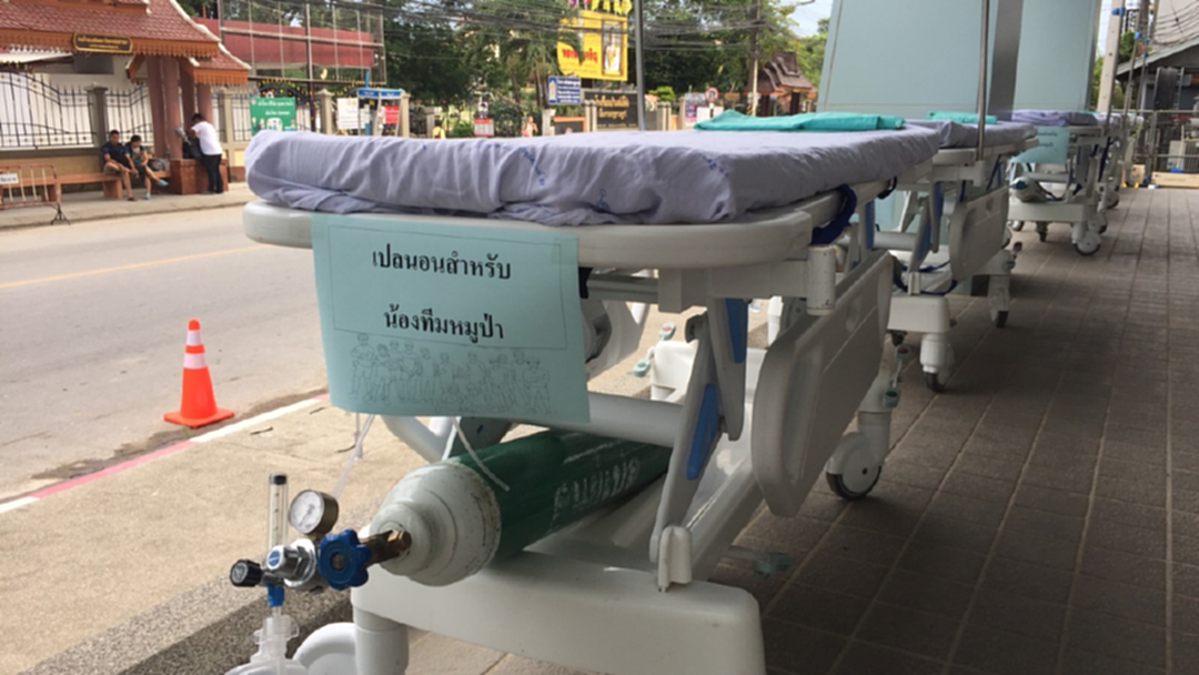 ร.พ.เชียงรายฯพร้อม! นำเตียงจอดรอทางเข้า เตรียมรับทีมหมูป่า 13 ชีวิต ร.พ.เชียงรายฯพร้อม! นำเตียงจอดรอทางเข้า เตรียมรับทีมหมูป่า 13 ชีวิต