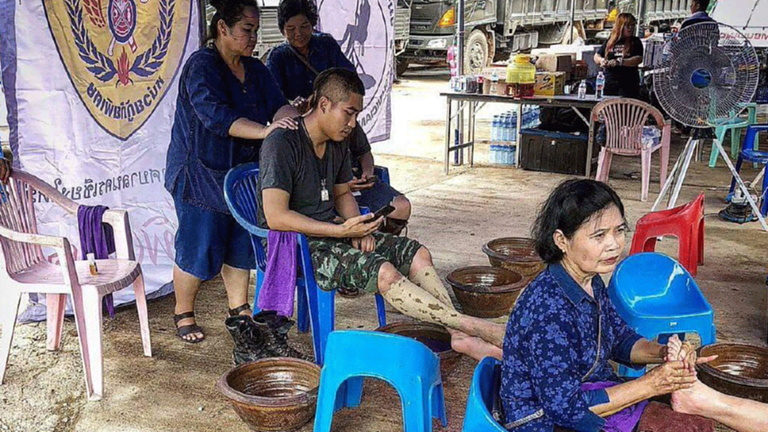 ถ้ำหลวง ตั้งจุดนวดแผนไทย บริการเจ้าหน้าที่ฟรี! ถ้ำหลวง ตั้งจุดนวดแผนไทย บริการเจ้าหน้าที่ฟรี!