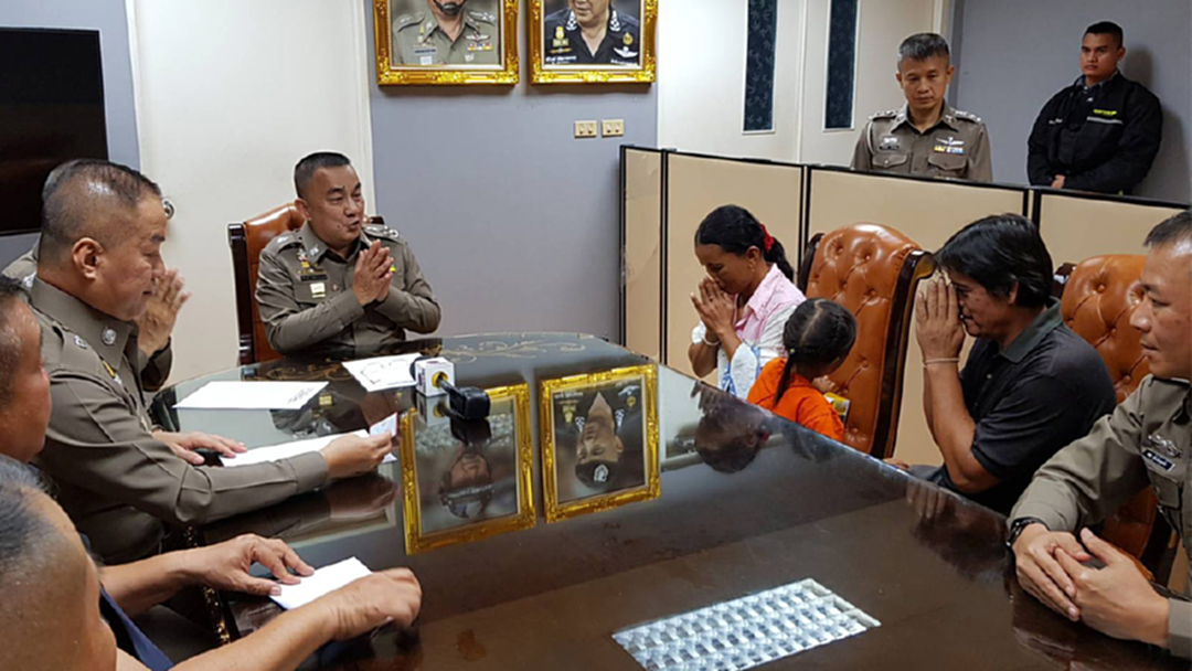 พ่อ - แม่สาว 18 ดื่มจนช็อกตาย โร่ขอบคุณ "ศรีวราห์" หลังตามจับผู้ต้องหาได้ยกแก๊ง พ่อ - แม่สาว 18 ดื่มจนช็อกตาย โร่ขอบคุณ "ศรีวราห์" หลังตามจับผู้ต้องหาได้ยกแก๊ง