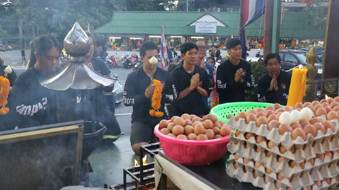 "หมูป่าเอ็นดูโร่"บนครูบาเจ้าศรีวิชัย ขอเปิดทางถ้ำหลวงช่วย"หมูป่าอะคาเดมี" "หมูป่าเอ็นดูโร่"บนครูบาเจ้าศรีวิชัย ขอเปิดทางถ้ำหลวงช่วย"หมูป่าอะคาเดมี"