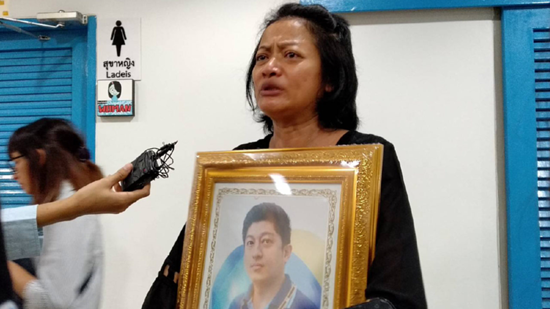 ภรรยาร่ำไห้ รับศพสามีที่โดดตึกศาลอาญาดับ เผยไม่มีลางบอกเหตุ วอนเจ้าหน้าที่ให้ความเป็นธรรม ภรรยาร่ำไห้ รับศพสามีที่โดดตึกศาลอาญาดับ เผยไม่มีลางบอกเหตุ วอนเจ้าหน้าที่ให้ความเป็นธรรม
