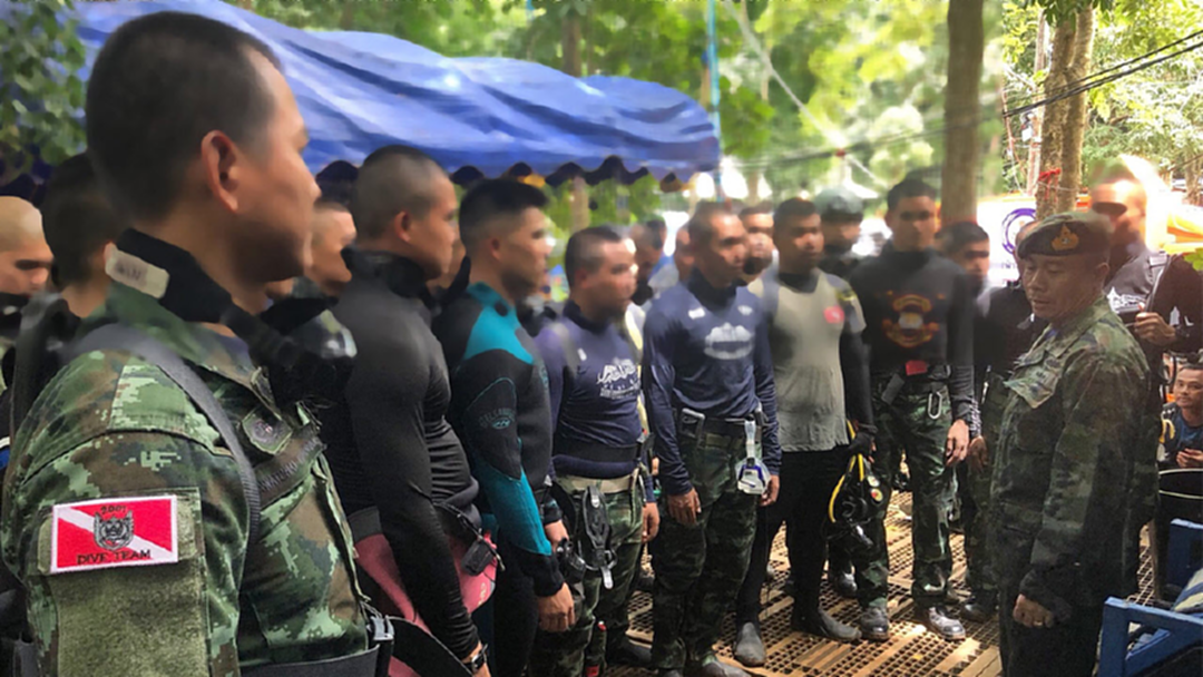 กองทัพบกส่งนักดำน้ำ เสริมหน่วยซีลนำตัวทีมหมูป่าอะคาเดมี ออกจากถ้ำหลวง กองทัพบกส่งนักดำน้ำ เสริมหน่วยซีลนำตัวทีมหมูป่าอะคาเดมี ออกจากถ้ำหลวง