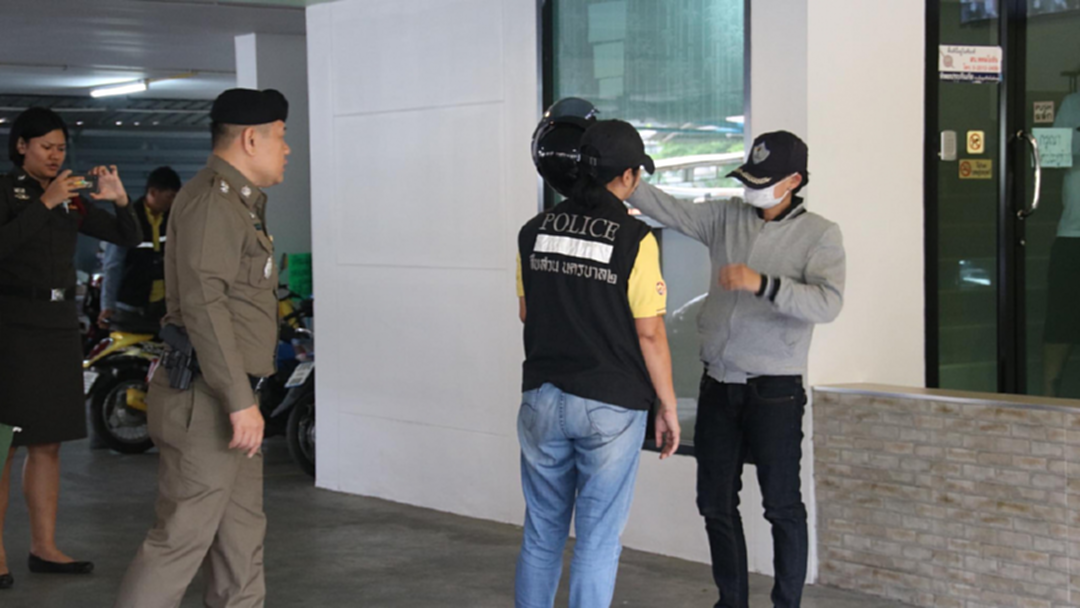 ตำรวจคุมสาวทอม ทำแผนซ้อมแฟนสาว [คลิป]