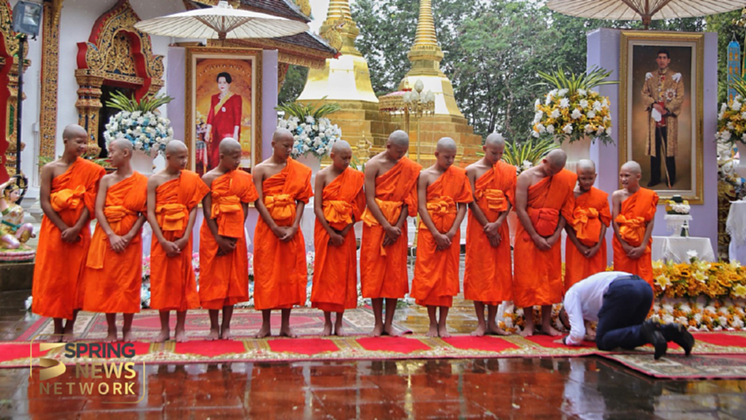 สุดประทับใจ! หมอภาคย์ก้มกราบพระและสามเณรหมูป่า สุดประทับใจ! หมอภาคย์ก้มกราบพระและสามเณรหมูป่า