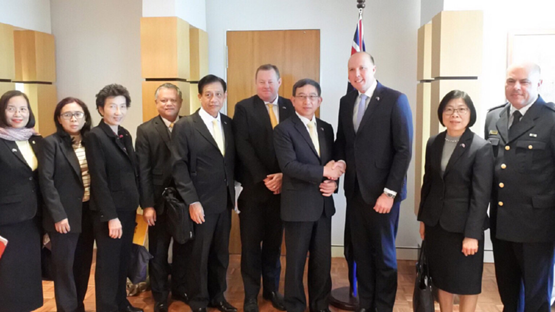 "ประจิน" บินพบทูต "ออสซี่" หารือการพัฒนาปราบปรามยาเสพติด พร้อมขอบคุณส่งทีม ช่วยหมูป่า "ประจิน" บินพบทูต "ออสซี่" หารือการพัฒนาปราบปรามยาเสพติด พร้อมขอบคุณส่งทีม ช่วยหมูป่า