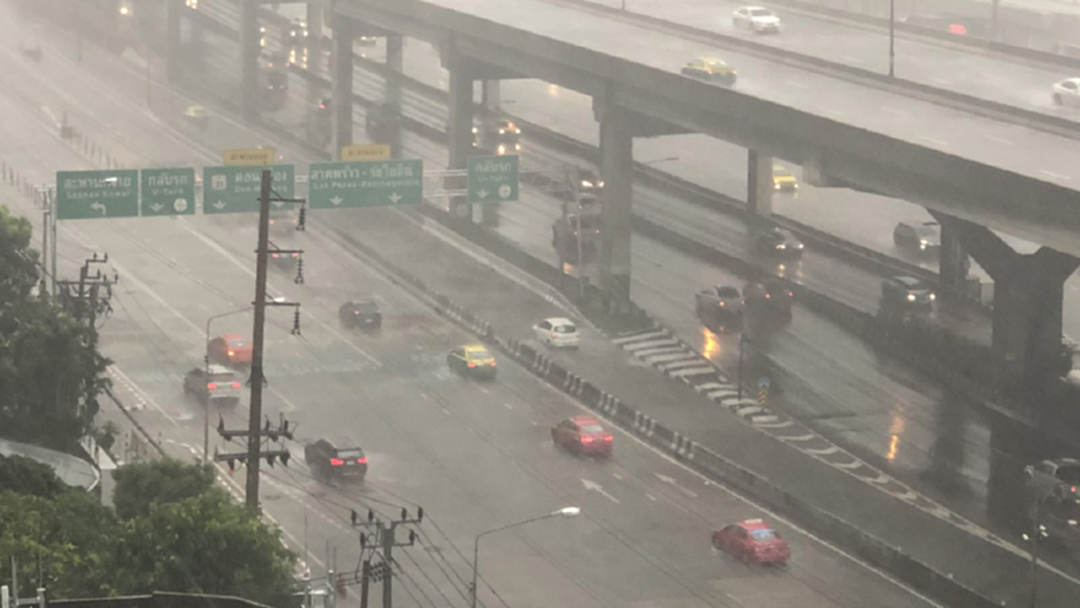 ประเทศไทยมีฝนตกชุกหนาแน่น ระวังน้ำท่วมฉับพลัน - กทม.ฟ้าคะนอง 40% ประเทศไทยมีฝนตกชุกหนาแน่น ระวังน้ำท่วมฉับพลัน - กทม.ฟ้าคะนอง 40%
