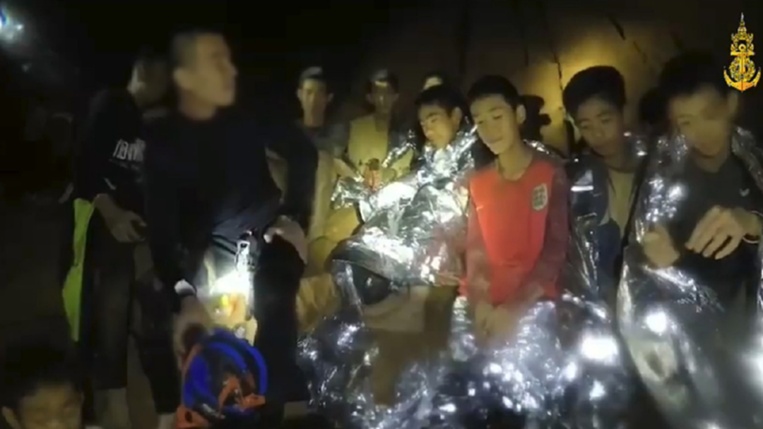 เปิดคลิปล่าสุด! "13 หมูป่า" ยิ้มแย้ม แนะนำตัวรายคน [คลิป]