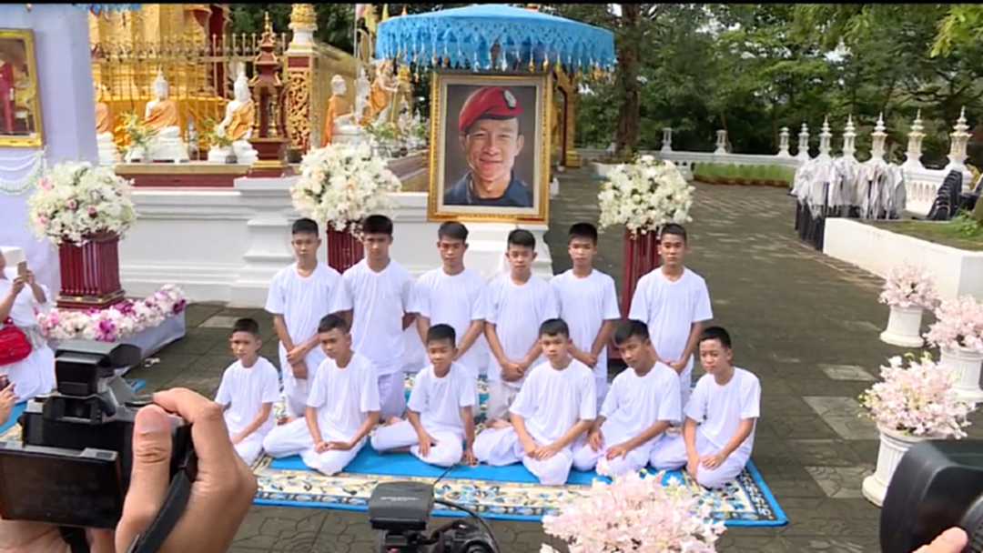 ชมบรรยากาศ! 12 หมูป่าทำพิธีขอขมา-ปลงผมเตรียมบวชพรุ่งนี้ ชมบรรยากาศ! 12 หมูป่าทำพิธีขอขมา-ปลงผมเตรียมบวชพรุ่งนี้