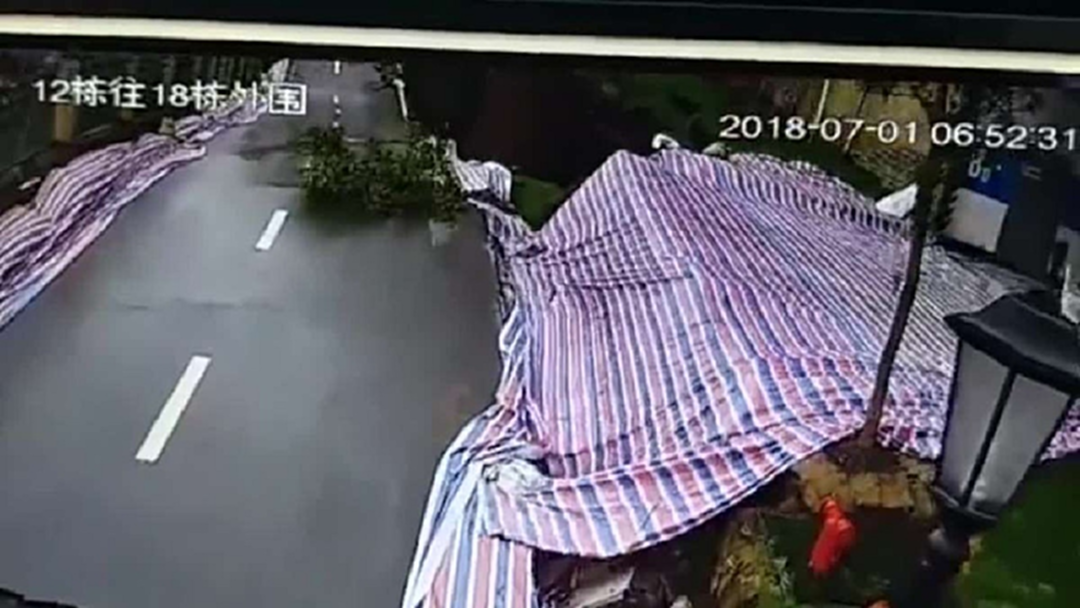 ถนนพัง! พายุฝนถล่มจีนอย่างรุนแรง เคราะห์ดีที่ไม่มีผู้บาดเจ็บ ถนนพัง! พายุฝนถล่มจีนอย่างรุนแรง เคราะห์ดีที่ไม่มีผู้บาดเจ็บ