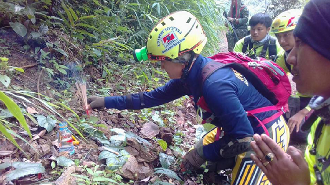 ทีมโรยตัวสำรวจโพรง ไหว้เจ้าที่ หวังเปิดทางปฏิบัติภารกิจถ้ำหลวง ทีมโรยตัวสำรวจโพรง ไหว้เจ้าที่ หวังเปิดทางปฏิบัติภารกิจถ้ำหลวง