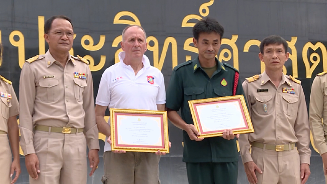 โรงเรียนแม่สายฯยก "ลุงเวิร์น-ลุงกมล" อีกหนึ่งฮีโร่ของทีมหมูป่า โรงเรียนแม่สายฯยก "ลุงเวิร์น-ลุงกมล" อีกหนึ่งฮีโร่ของทีมหมูป่า