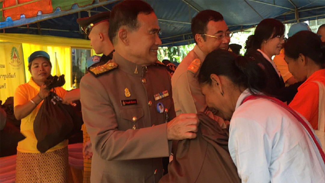 ชาวสังขละบุรีปลื้มปิติ ร.10 พระราชทานถุงยังชีพ แก่ผู้ประสบอุทกภัย ชาวสังขละบุรีปลื้มปิติ ร.10 พระราชทานถุงยังชีพ แก่ผู้ประสบอุทกภัย