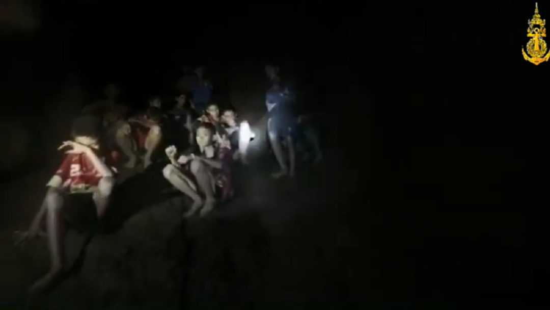 นักดำน้ำอังกฤษเผยคลิปแรกจากถ้ำหลวง วินาทีพบ 13 ชีวิต!