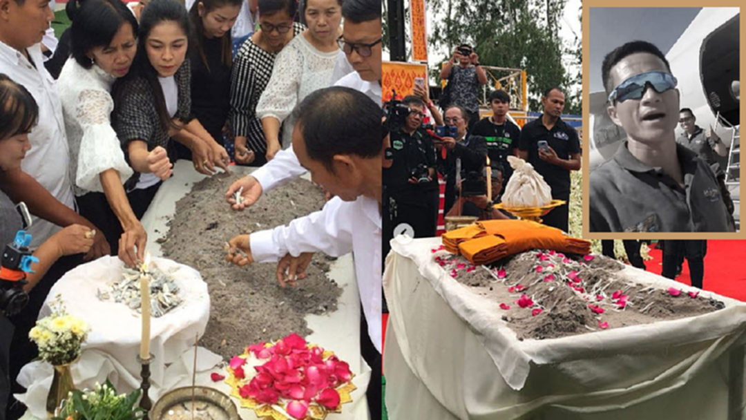 ครอบครัวฮีโร่บรรจุอัฐิ "จ่าเเซม" เตรียมลอยอังคาร ครอบครัวฮีโร่บรรจุอัฐิ "จ่าเเซม" เตรียมลอยอังคาร