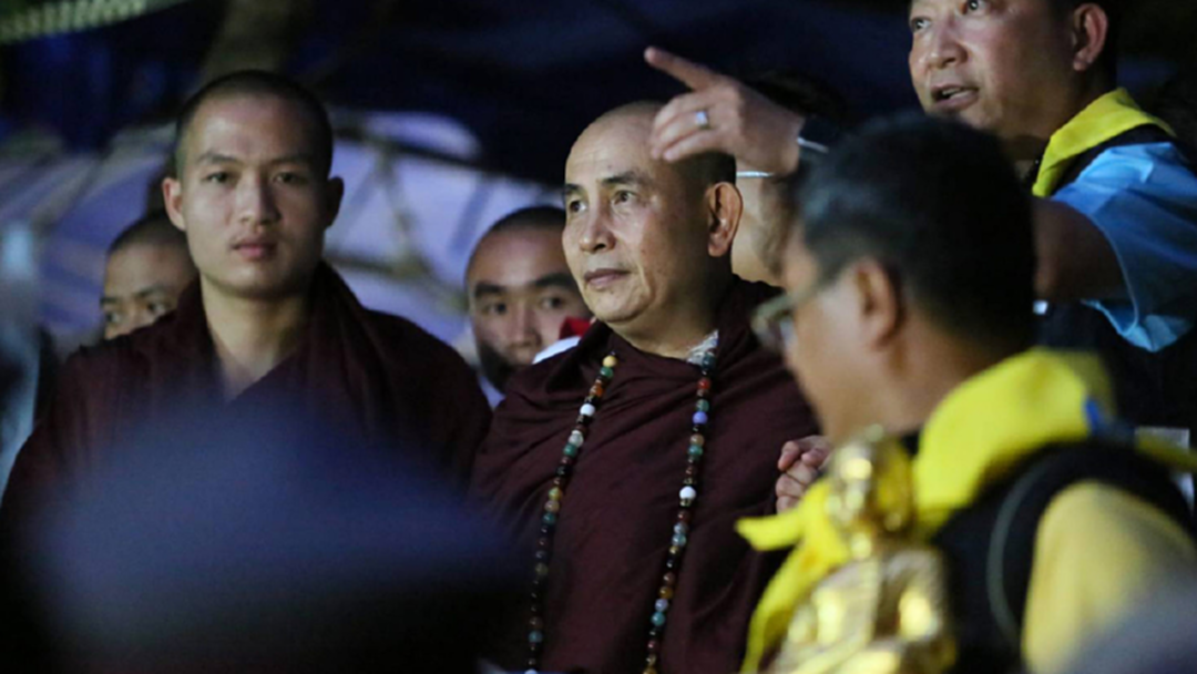 ครูบาบุญชุ่ม ถึงถ้ำหลวงรอบ3 หน่วยซีลพาเข้าทำพิธีขอเด็กออกจากถ้ำ [คลิป]