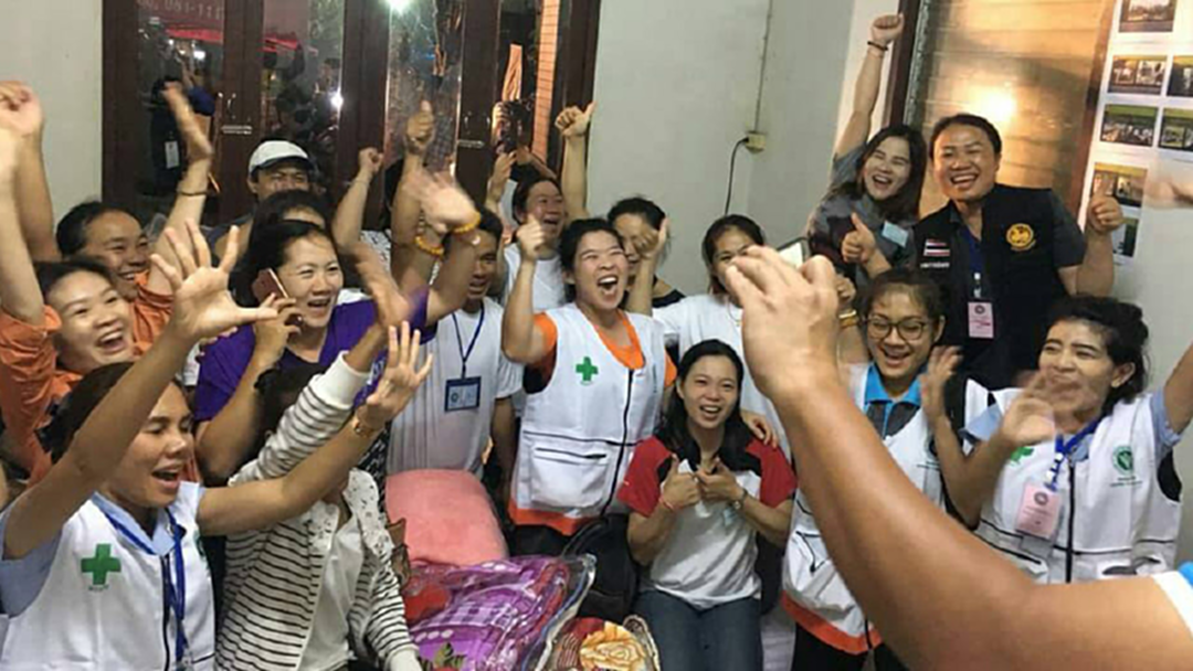 สภาพจิตใจดีขึ้นอย่างมาก! ครอบครัวทีมฟุตบอลหมูป่าอะคาเดมี สภาพจิตใจดีขึ้นอย่างมาก! ครอบครัวทีมฟุตบอลหมูป่าอะคาเดมี