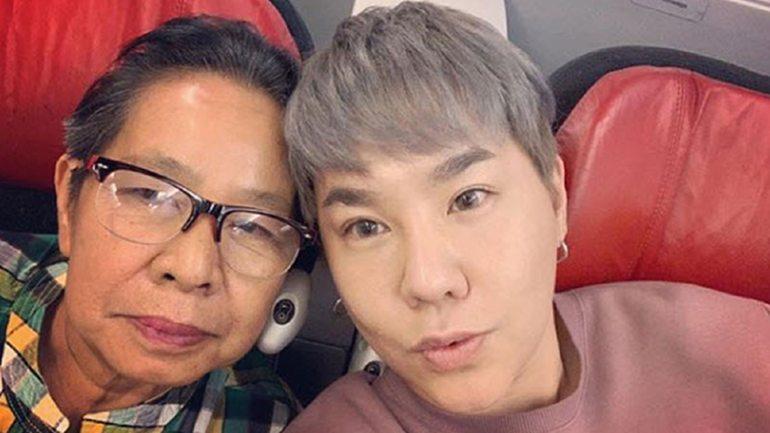 "บุ๊คโกะ" พาแม่ศัลยกรรมที่เกาหลี ต่อจากนี้โปรดเรียกแม่ว่า "มาริสา" "บุ๊คโกะ" พาแม่ศัลยกรรมที่เกาหลี ต่อจากนี้โปรดเรียกแม่ว่า "มาริสา"