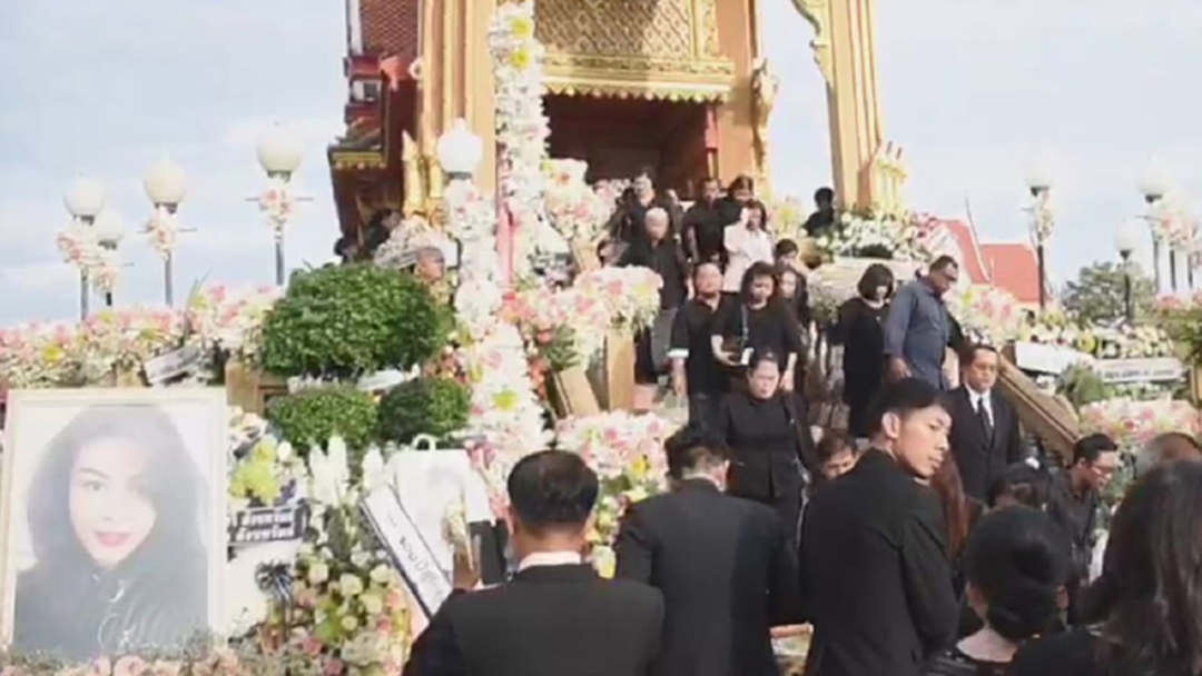 ฌาปนกิจ "จุ๋ม นุสรา" คนนับพันร่วมอาลัย - นำอัฐิลอยอังคารที่สัตหีบ ฌาปนกิจ "จุ๋ม นุสรา" คนนับพันร่วมอาลัย - นำอัฐิลอยอังคารที่สัตหีบ