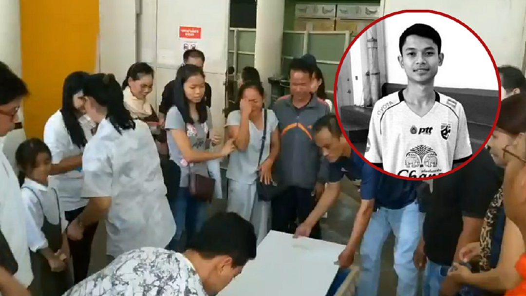 โศกเศร้า!! “พ่อ-แม่” ร่ำไห้รับศพ “น้องเบส” กลับไปทำพิธีที่ขอนแก่น โศกเศร้า!! “พ่อ-แม่” ร่ำไห้รับศพ “น้องเบส” กลับไปทำพิธีที่ขอนแก่น