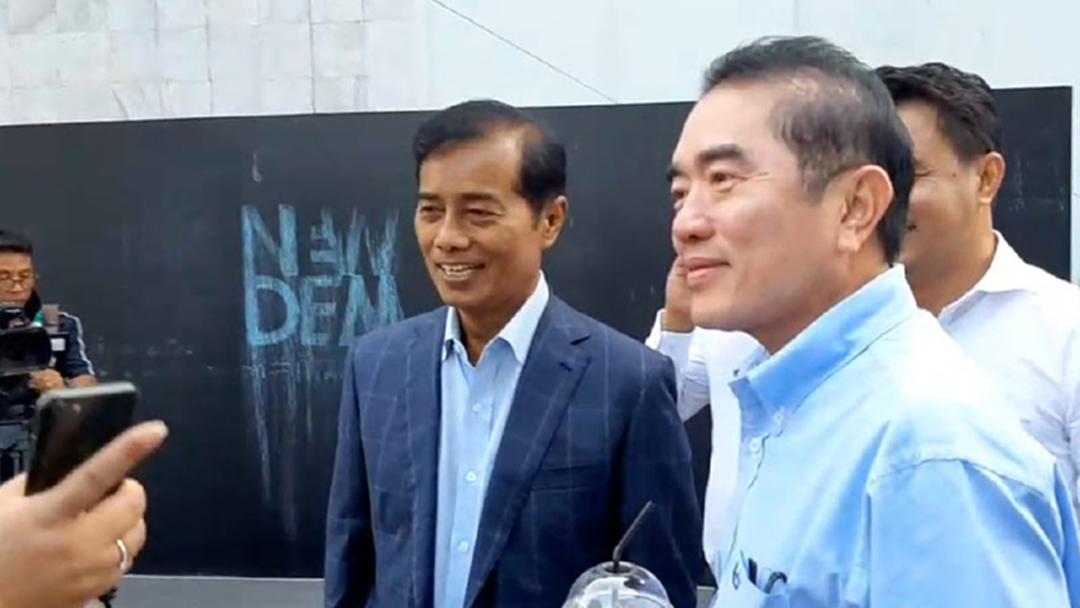 ถกนอกรอบ! กรณี “ถาวร” เปิดบ้านรับ “สุเทพ” ถกนอกรอบ! กรณี “ถาวร” เปิดบ้านรับ “สุเทพ”