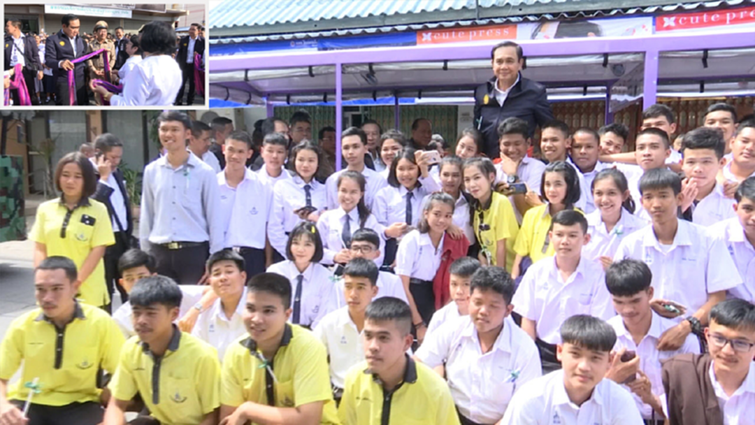 "ประยุทธ์" ลงพื้นที่กาญจนบุรี นร.กรี๊ดสนั่น - ชาวบ้านแห่ต้อนรับ "ประยุทธ์" ลงพื้นที่กาญจนบุรี นร.กรี๊ดสนั่น - ชาวบ้านแห่ต้อนรับ