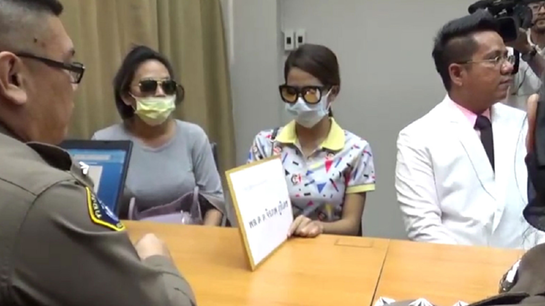 ร้องกองปราบ เอาผิด 2 คลินิกศัลยกรรม ทำหน้าอกเน่า! [คลิป]