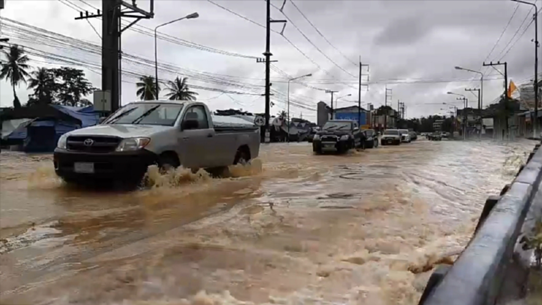 บางสะพานยังวิกฤต ถนนเลียบชายทะเล น้ำไหลทะลักท่วมอย่างต่อเนื่อง [คลิป]