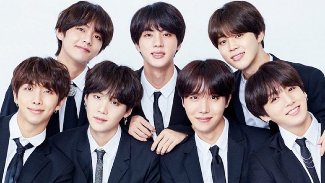 ทีวีญี่ปุ่นเลื่อนโชว์ของวงดังเกาหลีใต้ "BTS" เหตุสวมเสื้อโดนตีความขัดแย้ง ทีวีญี่ปุ่นเลื่อนโชว์ของวงดังเกาหลีใต้ "BTS" เหตุสวมเสื้อโดนตีความขัดแย้ง