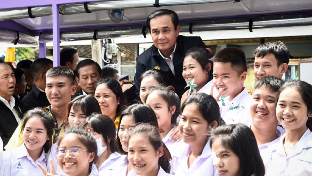 เดินหน้าไปสู่ประชาธิปไตย "บิ๊กตู่" ลั่นรื้อ"รธน.60" ถ้าจำเป็นก็ต้องทำ [คลิป]