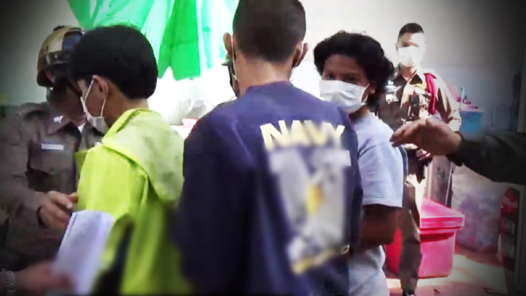 พ่อนักศึกษาอุเทน ตามถึงศาลดูฝากขัง 3มือฆ่าลูก หวั่นได้ประกัน [คลิป]