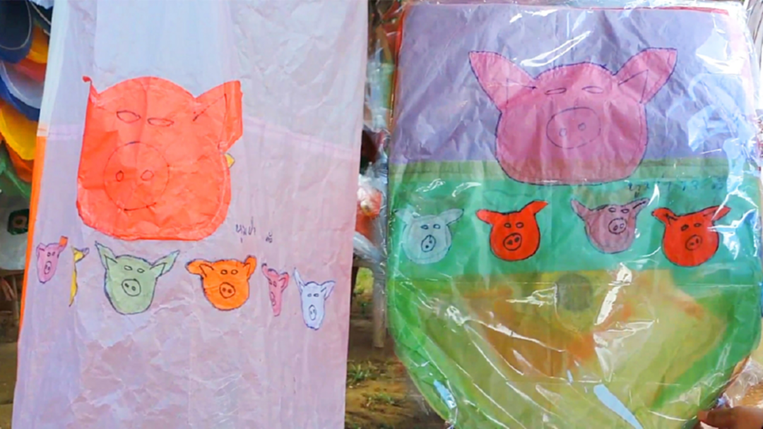 กระแสหมูป่ายังแรง ! ชาวเชียงรายนำมาใส่ในโคมลอย ขายดีรับลอยกระทง [คลิป]