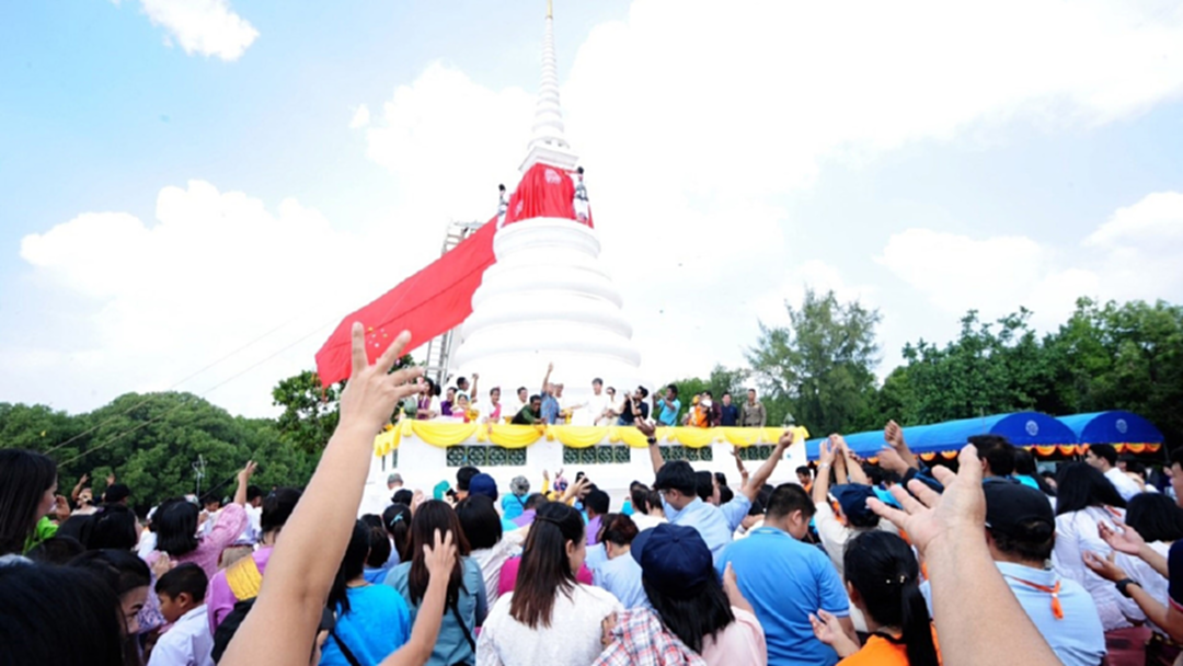 ชาวระยองห่มผ้าแดงพระเจดีย์กลางน้ำ ถวายปีละครั้งวันลอยกระทง ชาวระยองห่มผ้าแดงพระเจดีย์กลางน้ำ ถวายปีละครั้งวันลอยกระทง