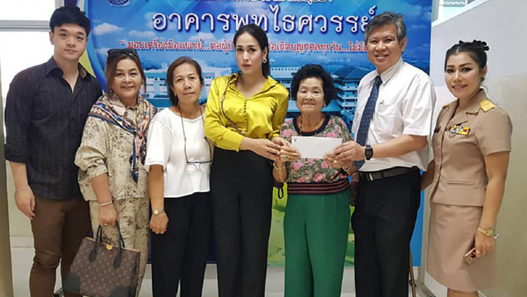 เดินหน้าทำสิ่งดีๆ "น้องแนท" บริจาคเงินทำขวัญโดนบิ๊กผอ.ตบ ให้โรงพยาบาล เดินหน้าทำสิ่งดีๆ "น้องแนท" บริจาคเงินทำขวัญโดนบิ๊กผอ.ตบ ให้โรงพยาบาล