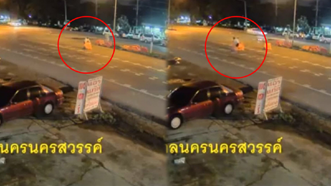 เล่นไม่รู้เรื่อง! วัยรุ่นลากแบร์ริเออร์วางขวางถนน รถพุ่งชนกระเด็น เล่นไม่รู้เรื่อง! วัยรุ่นลากแบร์ริเออร์วางขวางถนน รถพุ่งชนกระเด็น